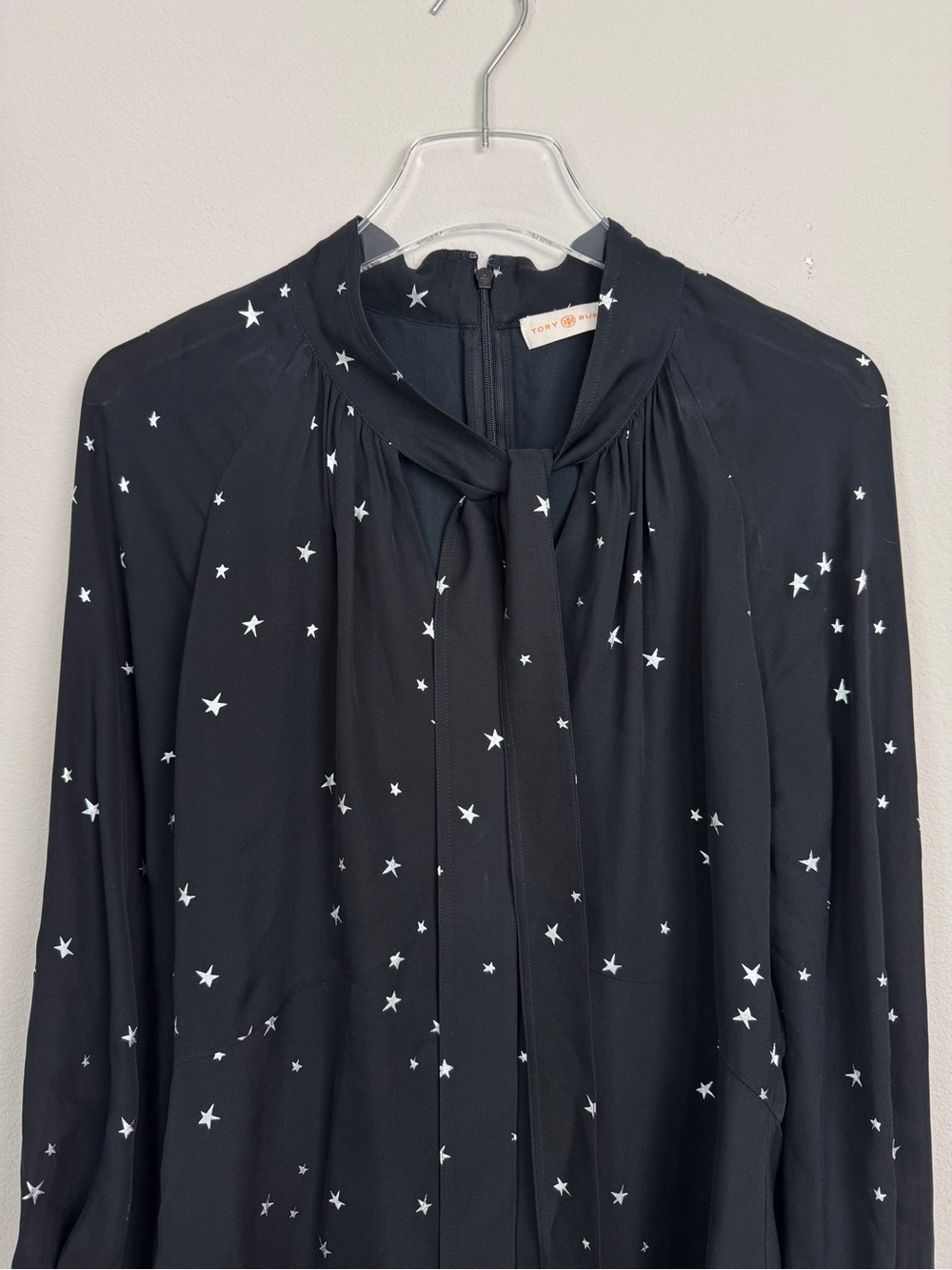 Tory Burch Star Print Silk Pleated Blouse Size 10 Tie Neck Dark Romance Gothmas - Picture 3 of 7